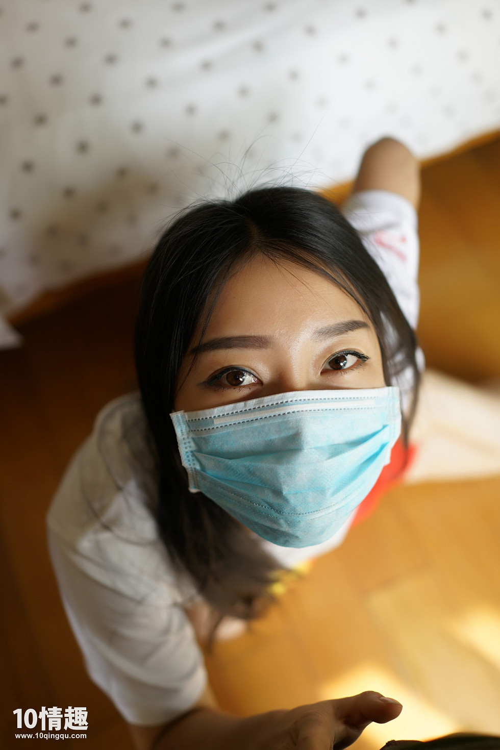 [ROSI写真]口罩系列NO.373_宽松上衣妹子无内真空激凸床上撩人姿势诱惑写真52P