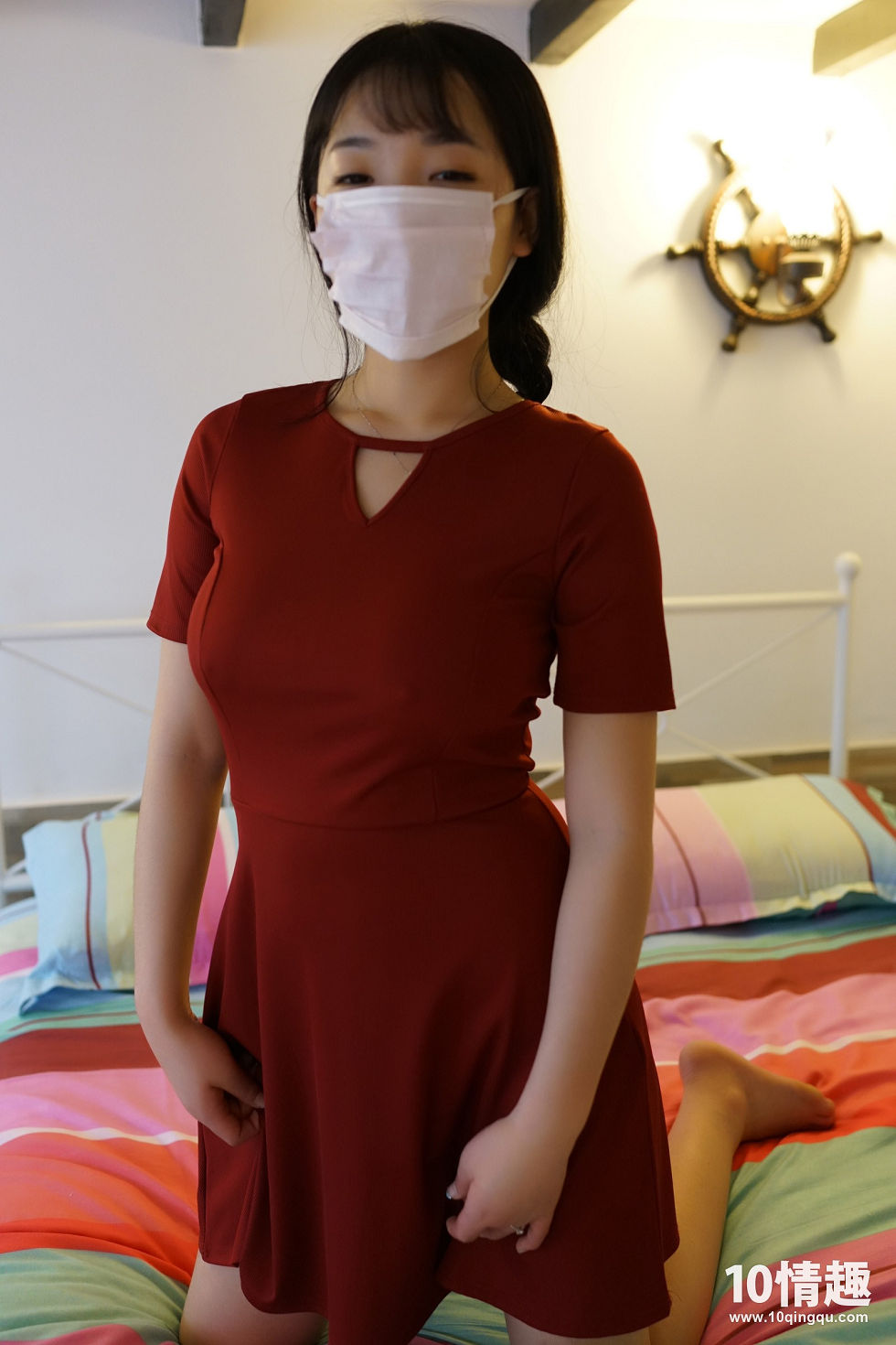 [ROSI写真]口罩系列NO.387_酒红色连身裙妹子撩裙真空露豪乳丁字裤美臀诱惑写真48P