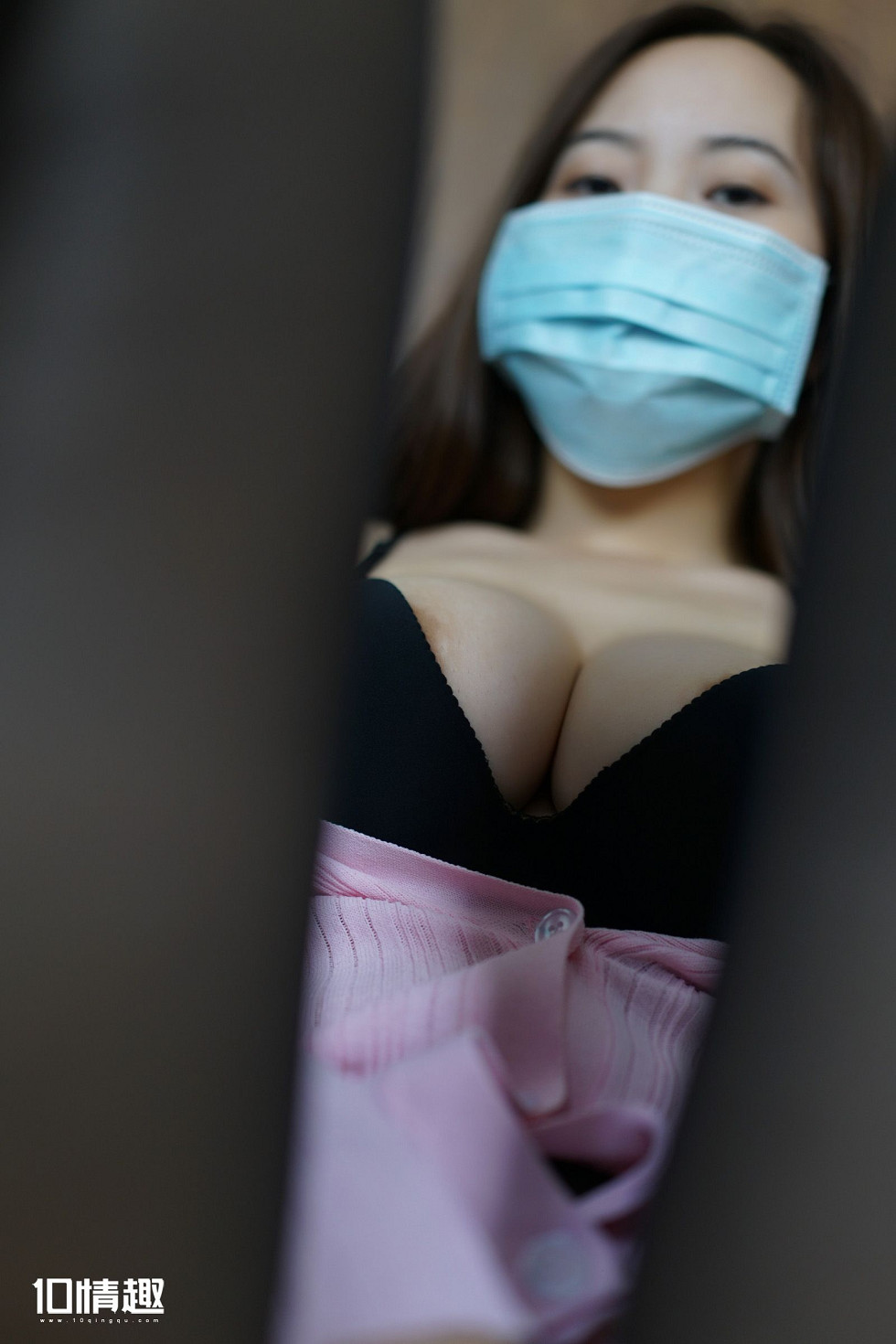 [ROSI写真]口罩系列NO.519_粉色毛衣妹子黑色内衣爆乳无内黑丝裤袜翘臀诱惑写真28P